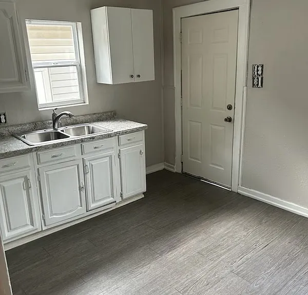 1626 Lawton Ave — Photo 3
