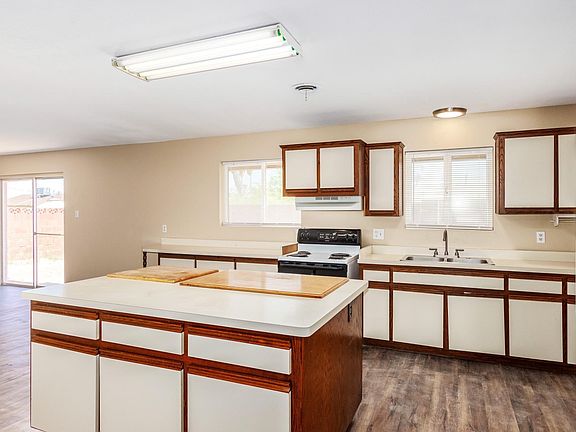 2nd image of 1201 E BARCELONA Avenue