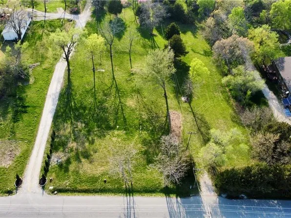 8350 Waverly Rd, De Soto, KS 66018