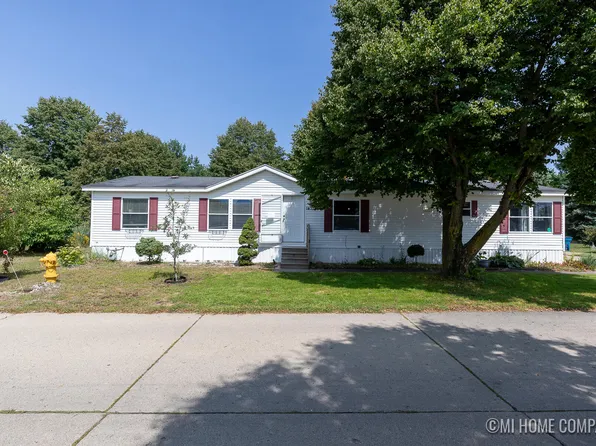 14321 Newport Dr, West Olive, MI 49460