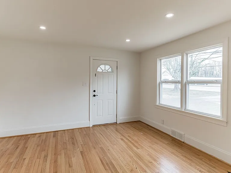 611 E Polo Rd — Photo 8