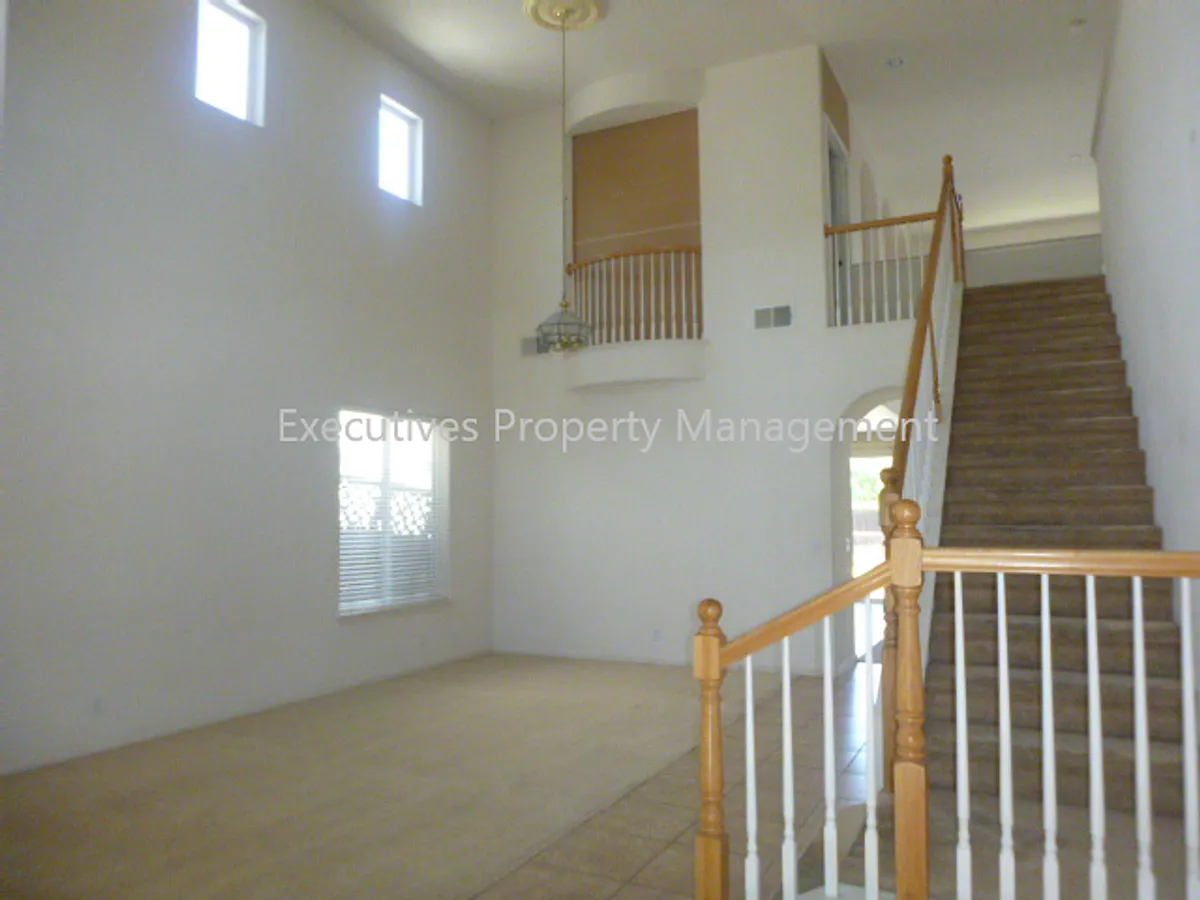 Building Photo - 717 Round Hill Dr
