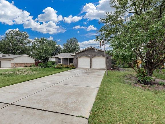 2nd image of 620 N Circle Dr