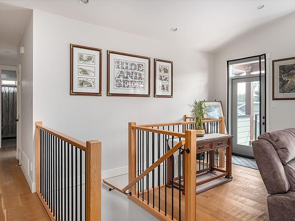 4th image of 235 Golden Oaks Cres