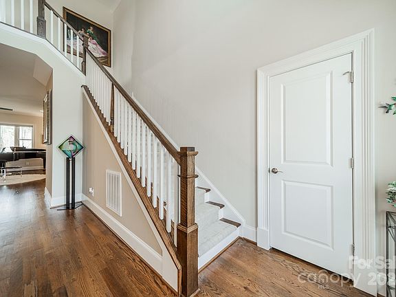 5th image of 110 Fairfax Ct