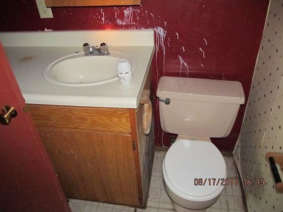 5th image of 5702 Vickery Ave E