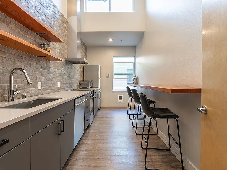 1722 Summit — Photo 18
