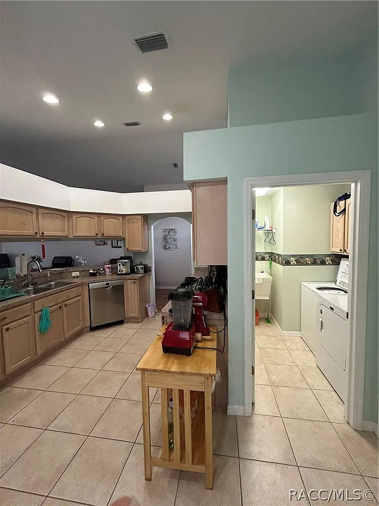 3 bed, 2.0 bath, 1727 sqft, $2,200 — Photo 2