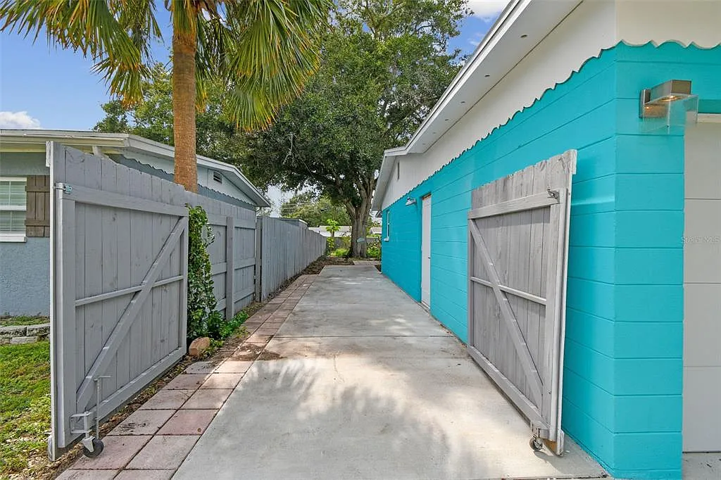 2 bed, 1.0 bath, 908 sqft, $2,350 — Photo 2