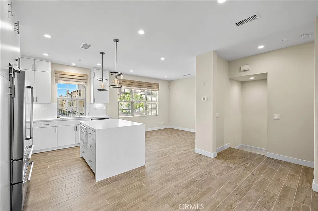 3 bed, 3.5 bath, 1500 sqft, $4,700 — Photo 2