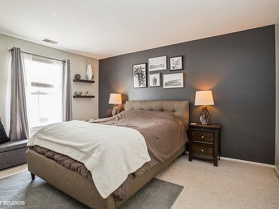 5th image of 602 Eastview Ct Unit V2