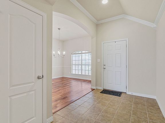 3rd image of 813 Honey Hill Dr