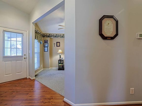 4th image of 111 Hidden Ridge Ct