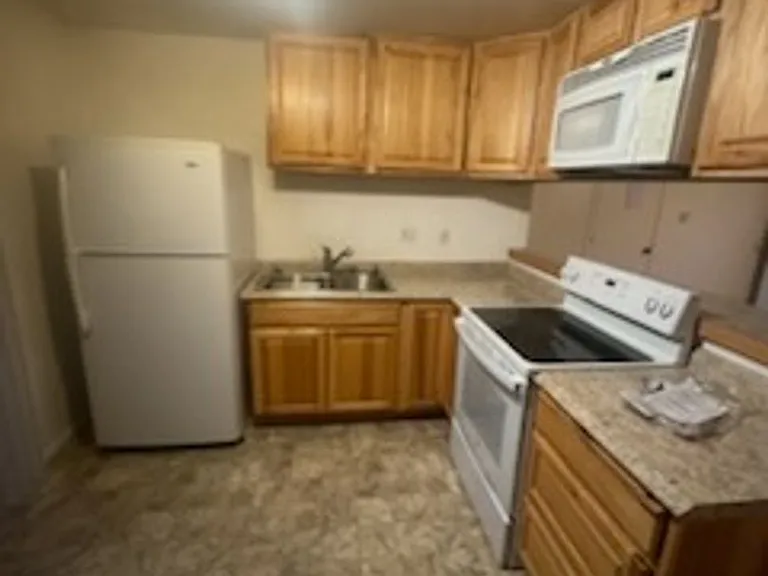 911 SW Pt Brown Ave — Photo 3