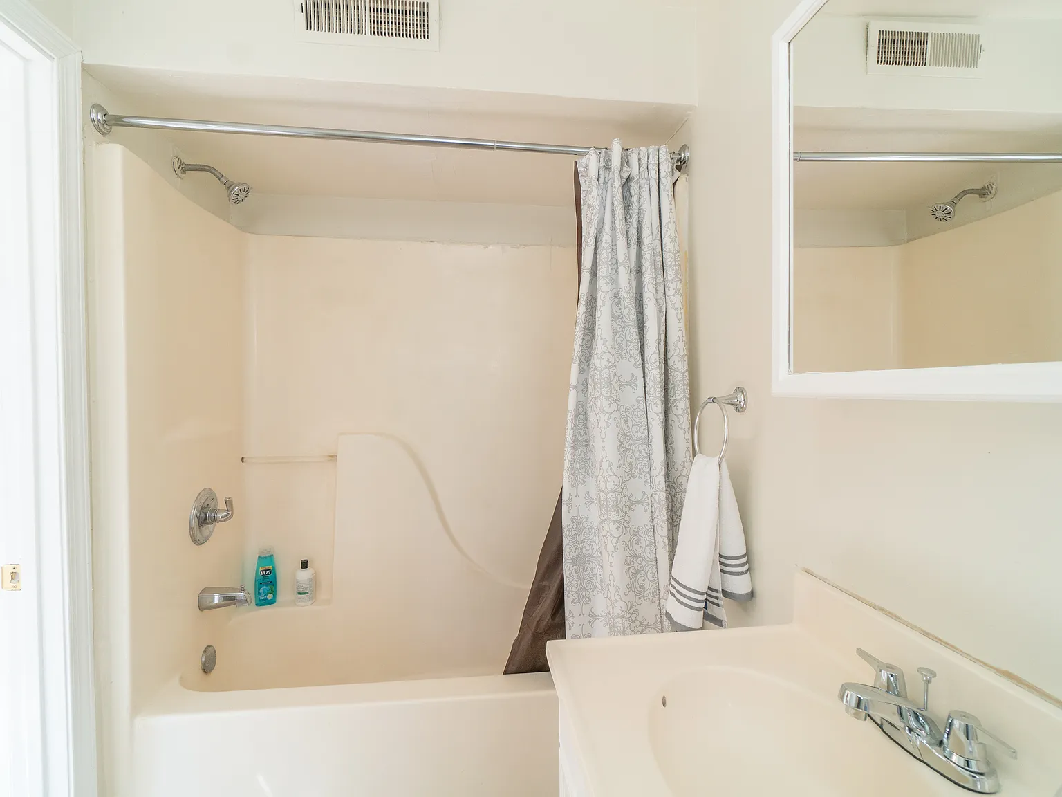 1 bed, 960 sqft, $1,330 — Photo 1