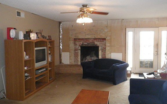 Large living area w fireplace
