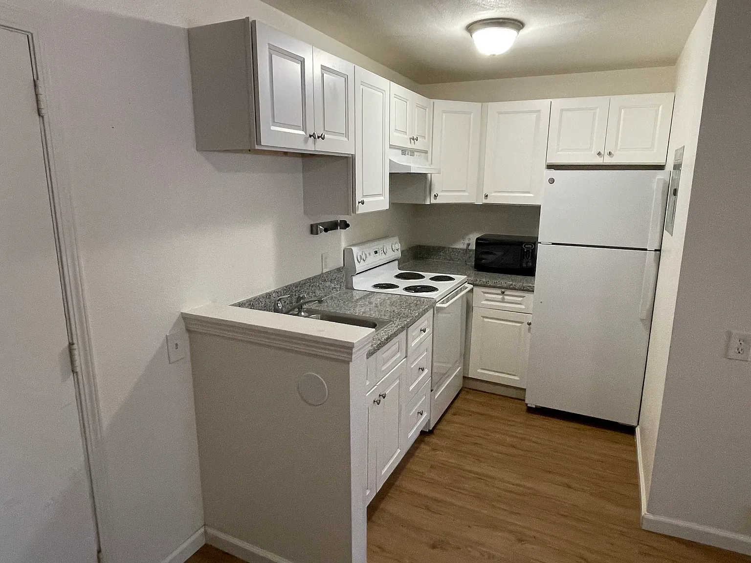 Studio, 300 sqft, $1,075 — Photo 1