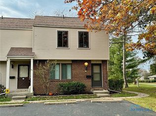 2 Meadowbrook Dr, Perrysburg, OH 43551