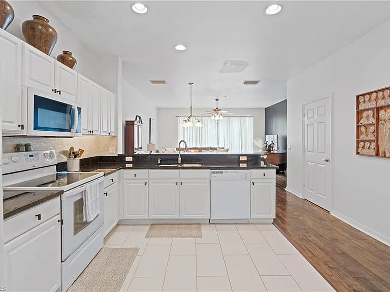 941 Hampton Cir #109 — Photo 7