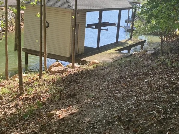 13 Crown Point Dr, Wirtz, VA 24184