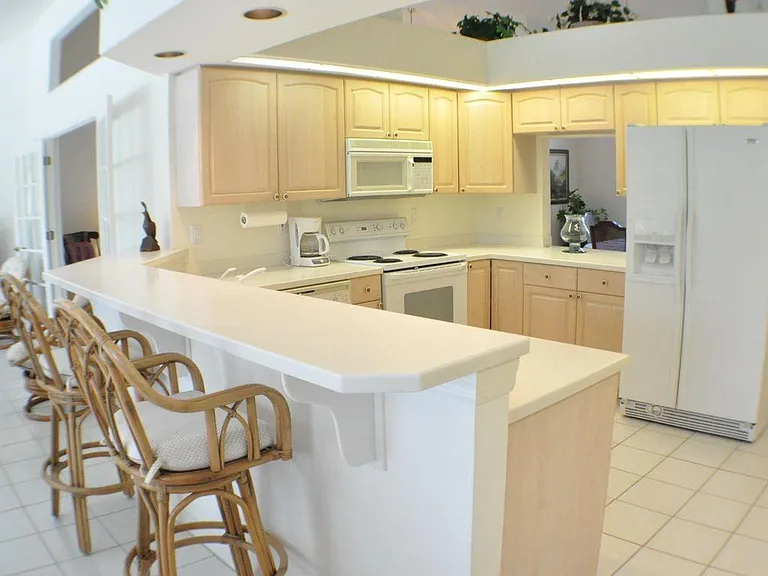 1022 SW 18th Ter — Photo 6