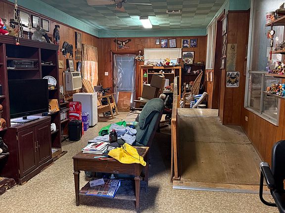 4th image of 610 Oak St