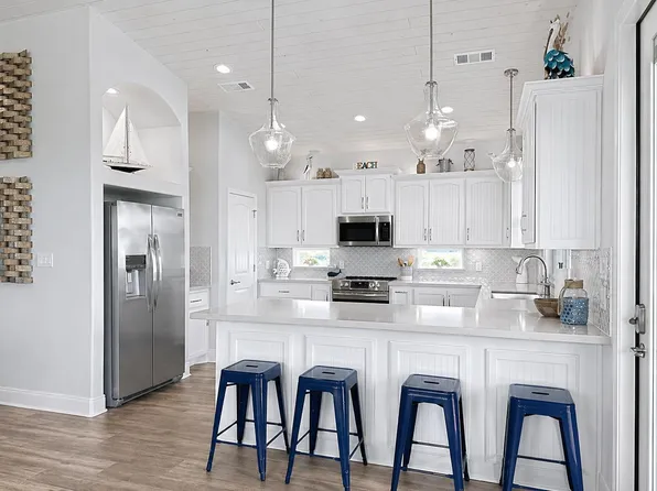 210 Corpus Christi St, Crystal Beach, TX 77650