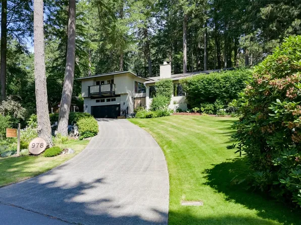 978 Fir Tree Gln, Saanich, BC V8X 5B7
