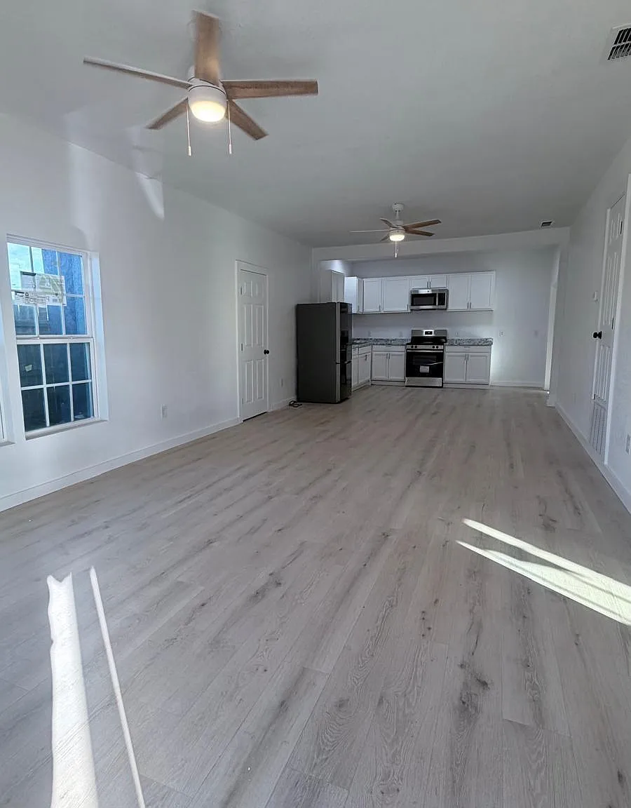 3 bed, 2.0 bath, 1156 sqft, $1,300 — Photo 1