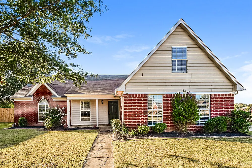3 bed, 2.0 bath, 1840 sqft, $2,070 — Photo 1