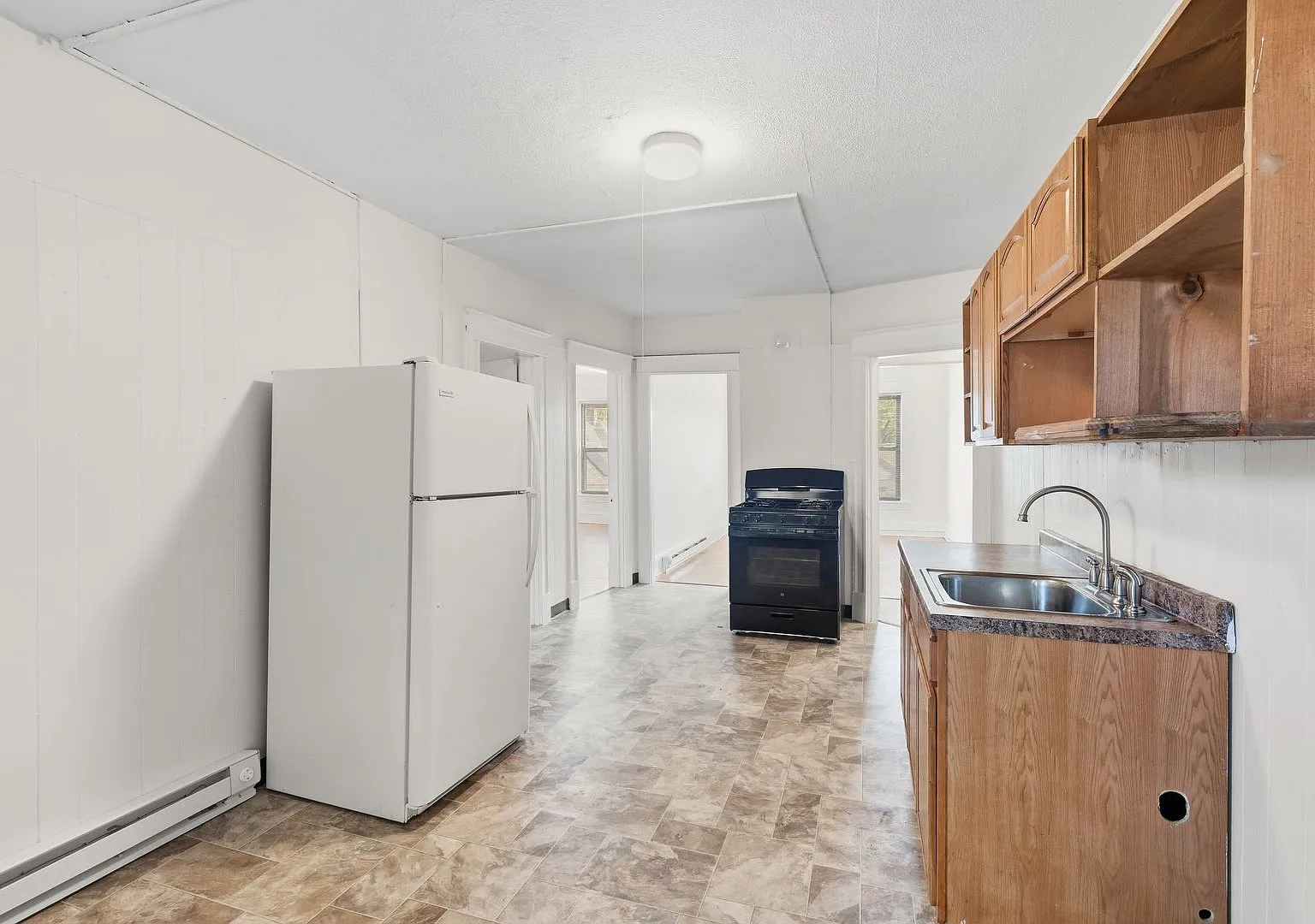 1447 Dwight St — Photo 3