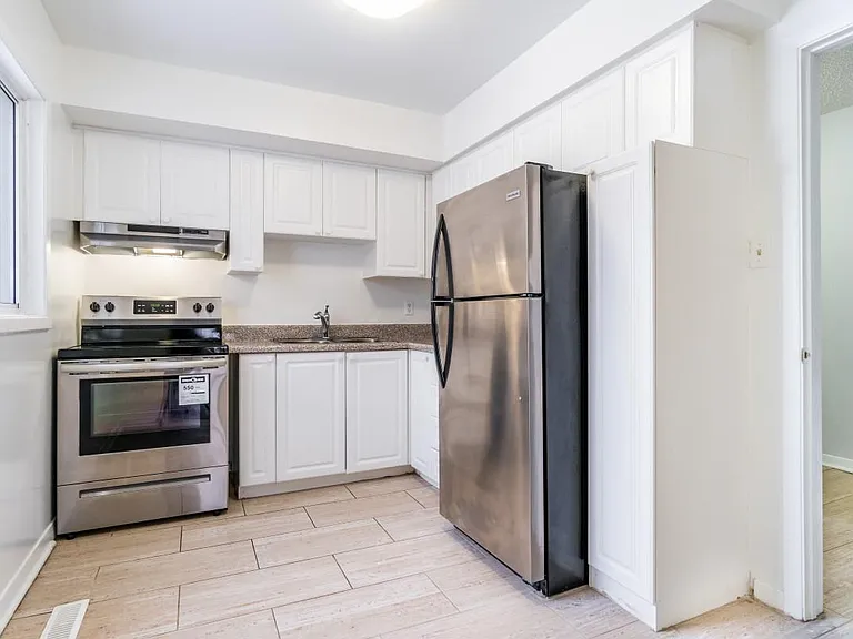 282 Silverstone Dr — Photo 1