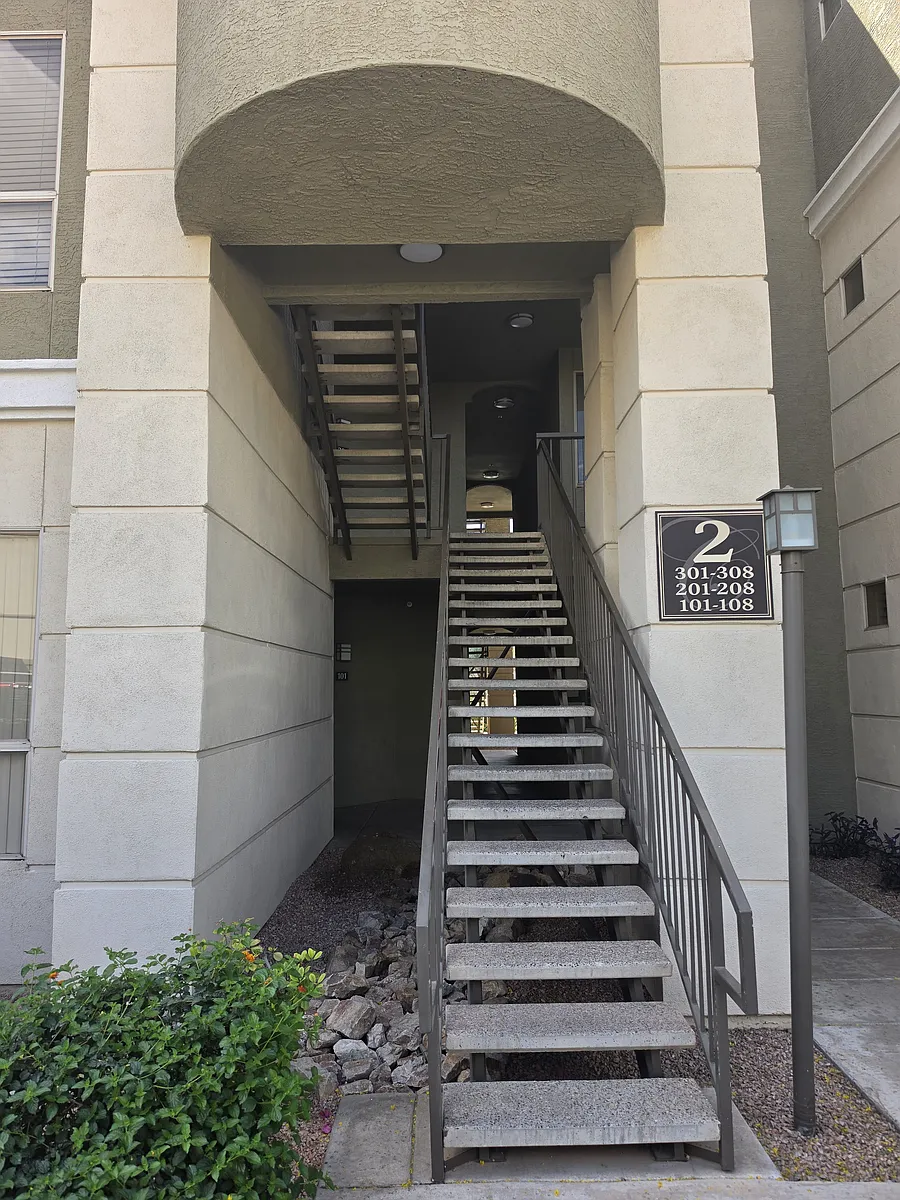 Building Photo - 5303 N 7th St #208