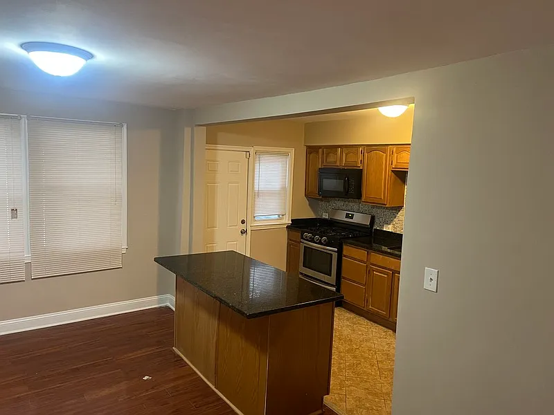 3 bed, 1.5 bath, 1500 sqft, $2,000 — Photo 2