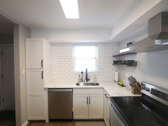 2nd image of 8903 Sugarwood Ln