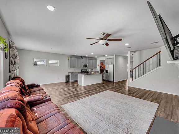 3rd image of 5880 Hackberry Ln