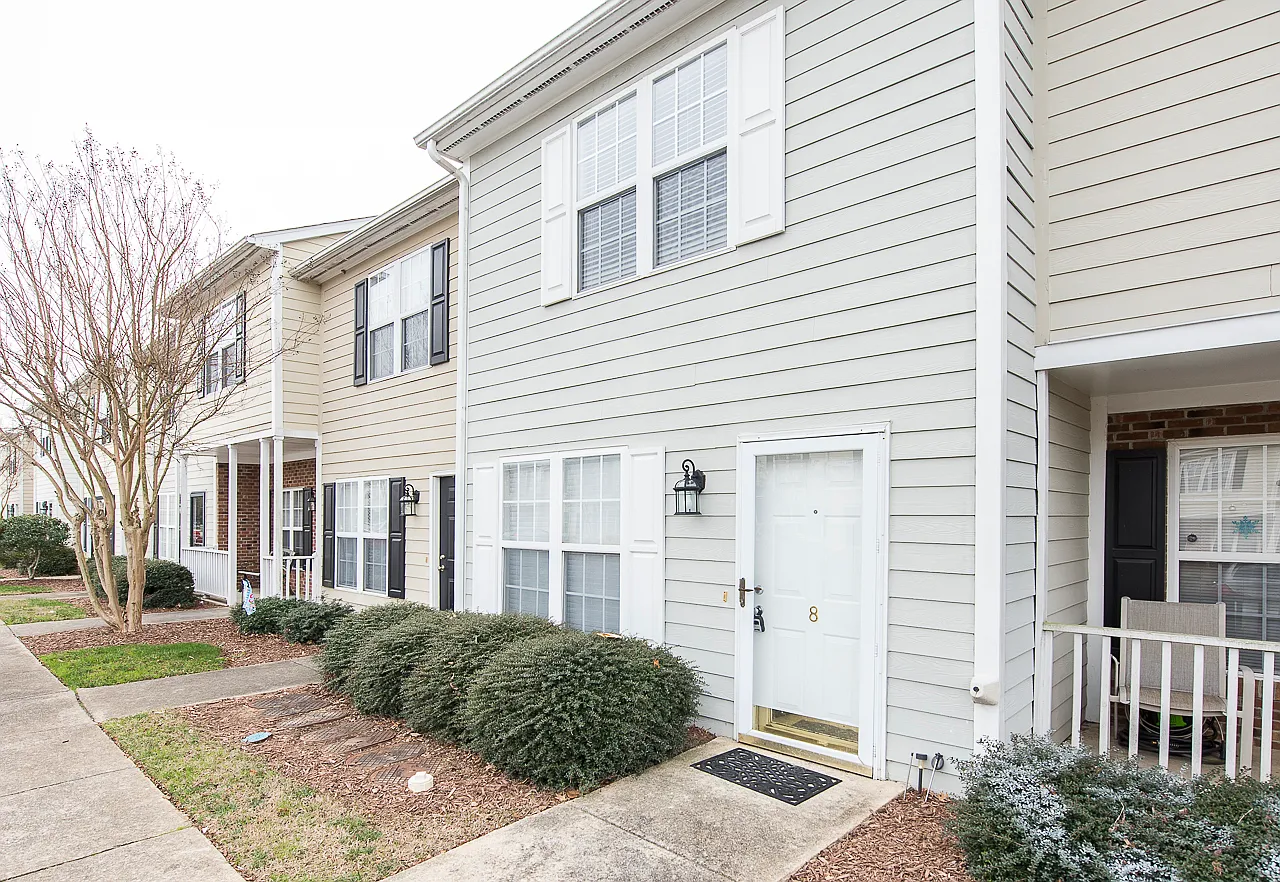 8 Cheltenham Dr - Townhouse (2 Bed / 2.5 Bath) — Photo 2