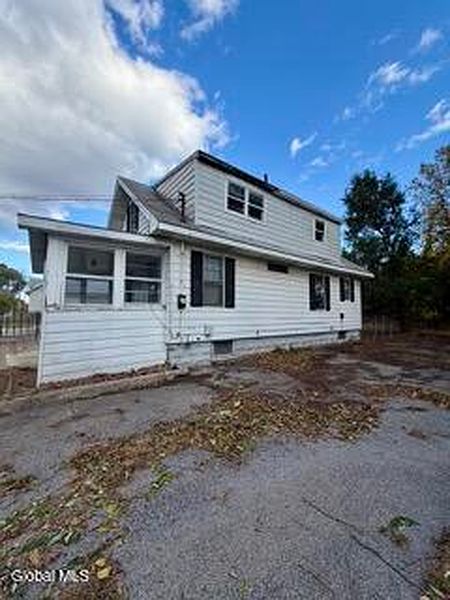 3rd image of 5 Lockrow Boulevard