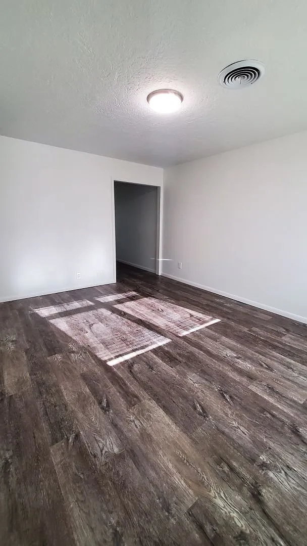 (2) Bed/(1) Bath Updated and Located just East of Campus Avail 8/11! — Photo 3