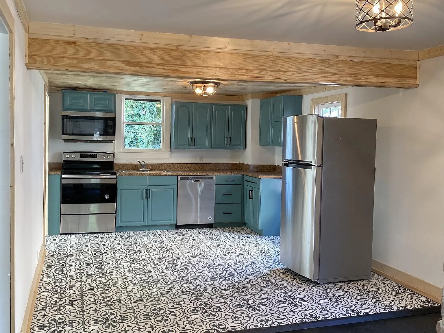 4 bed, 1800 sqft, $1,975 — Photo 2
