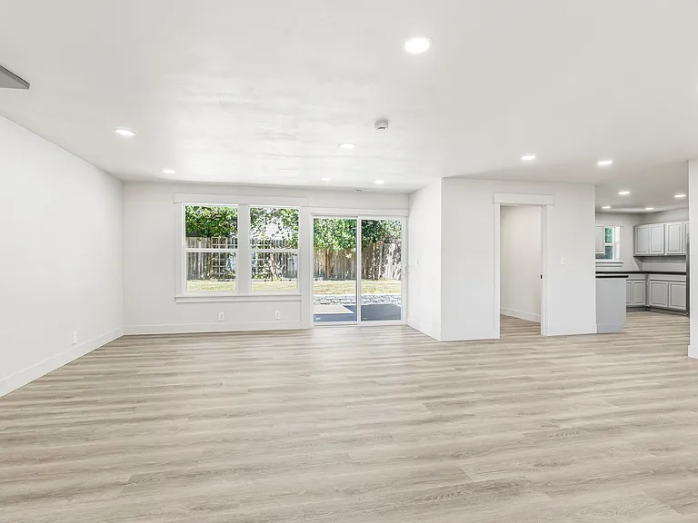 305 W 8th St — Photo 8