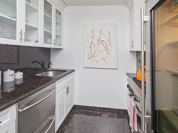 4th image of 201 W 70th St APT 2A