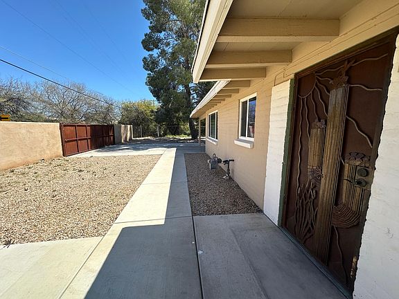 front of house facing north to the dead end Ridgemont St, views of the Santa Catalina mountains