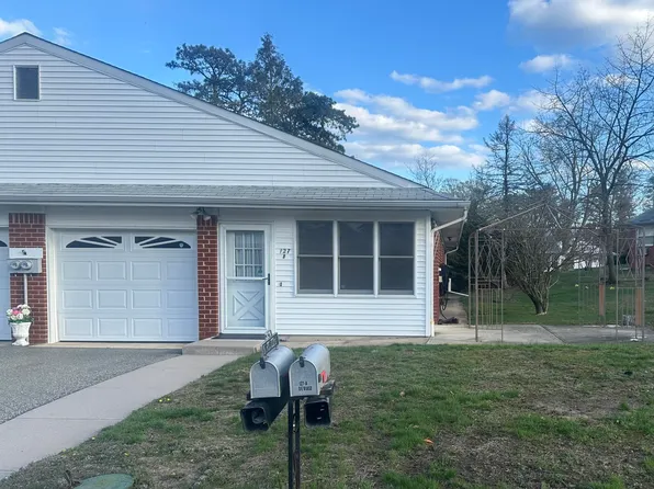 127-127B Tulip Ct, Manchester Township, NJ 08759