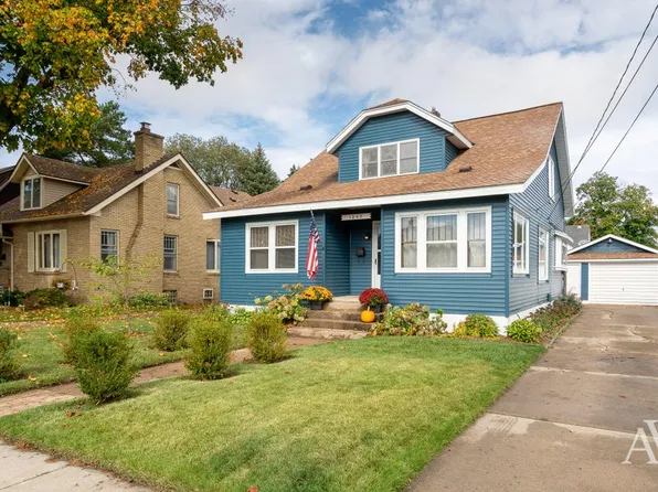 1043 Beechwood St NE, Grand Rapids, MI 49505