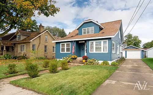 1043 Beechwood St NE Photo 1