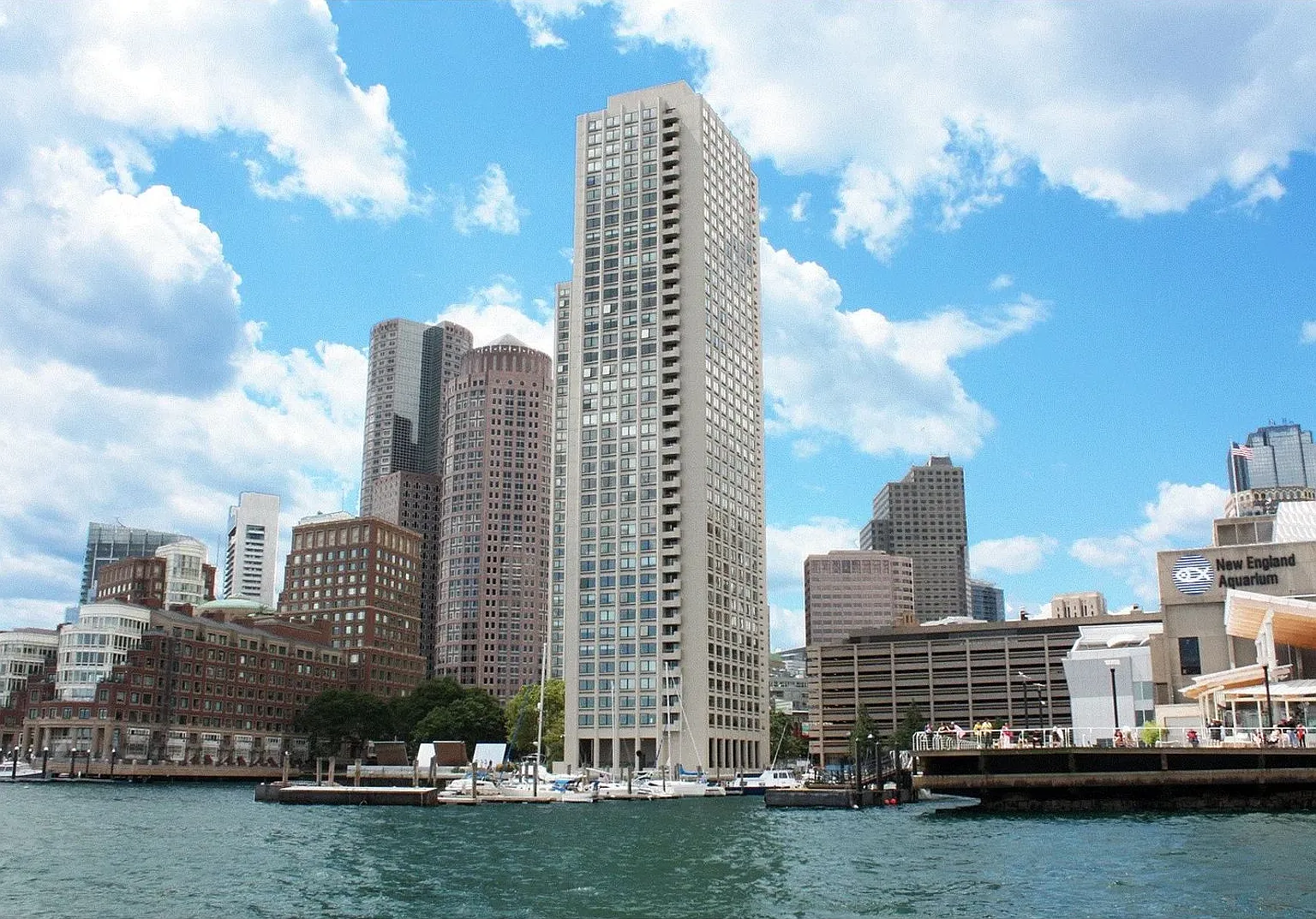 Large Waterfront unit — Photo 2
