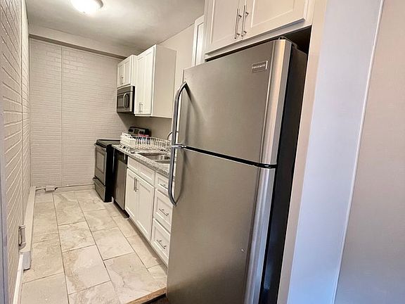 2nd image of 710 W 48th St #103