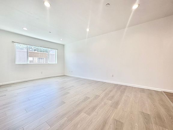 4th image of 7514 Haskell Ave Unit 203