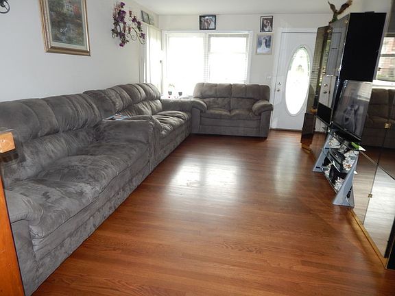 4th image of 135 W Brown St